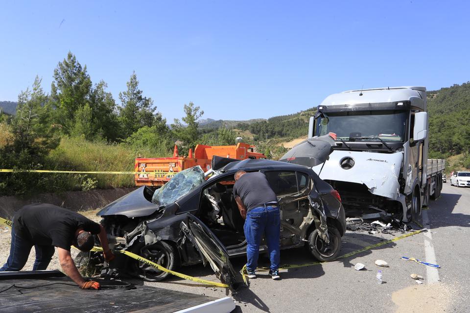 Mermer yüklü tırla çarpışan otomobildeki çift hayatını kaybetti
