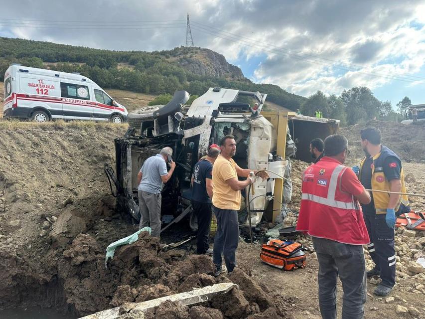 Hafriyat kamyonları çarpıştı, 1 sürücü ağır yaralandı