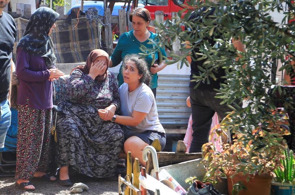 Gecekondu alevlere teslim oldu, ev sahibi çaresiz gözlerle izledi