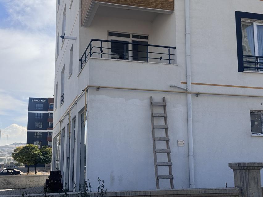 Uzaklaştırma kararı bitti eve merdivenle girdi