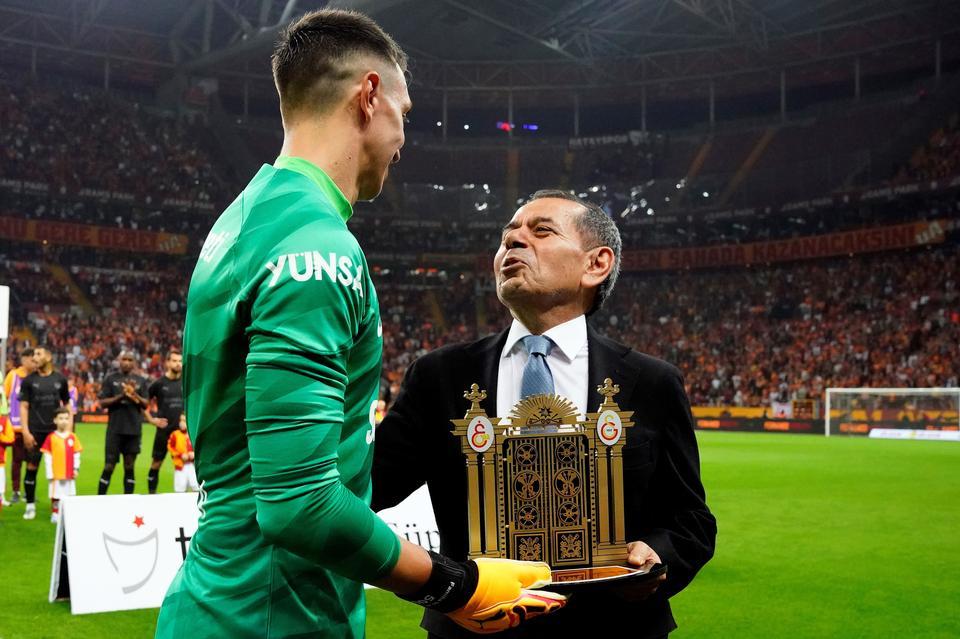 Muslera, sarı-kırmızılılarla Süper Lig’de 6, TFF Süper Kupa’da 5 ve Türkiye Kupası’nda da 4 kez olmak üzere 15 kupa kazandı. 37 yaşındaki eldiven, bu başarısıyla Aslan'da en fazla kupa kazanan yabancı futbolcu olarak yer alıyor.