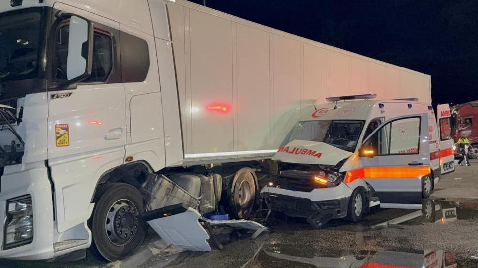 Hasta taşıyan ambulans tırla çarpıştı! 6 yaralı