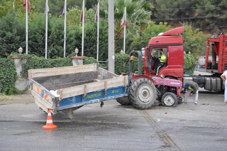 Tır ile traktör çarpıştı: Yaşlı sürücü ağır yaralı
