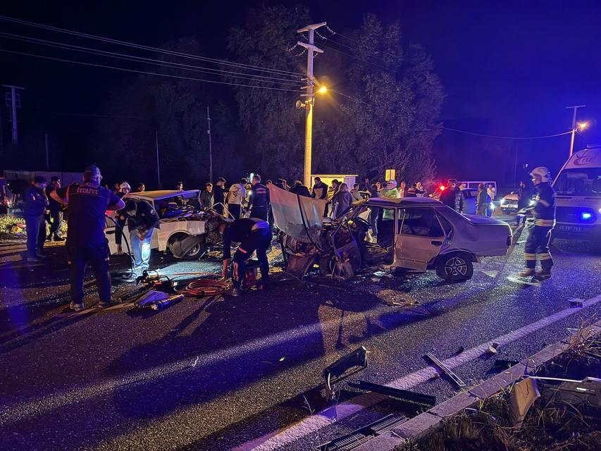 İki Tofaş araç kafa kafaya çarpıştı: 2'si ağır 3 yaralı