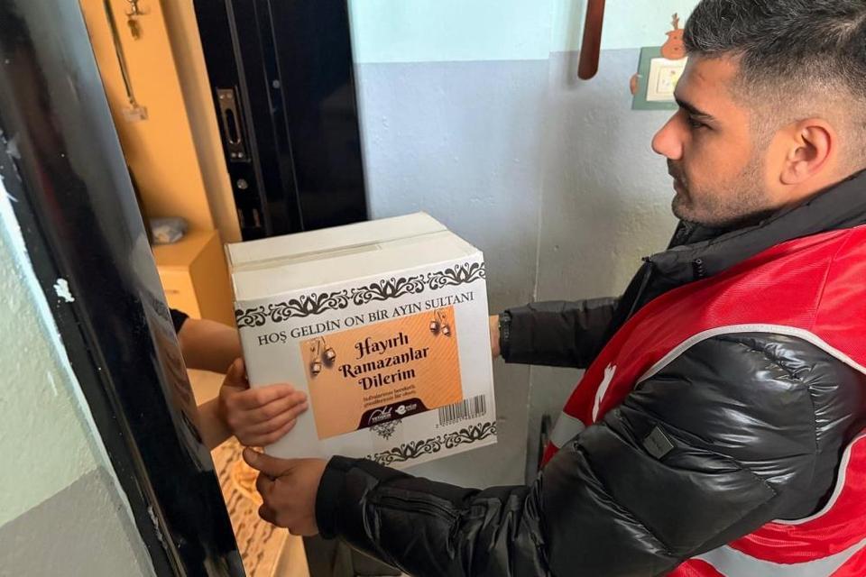 Kardeş Eli projesi kapsamında 2 bin gıda kolisi dağıtıldı