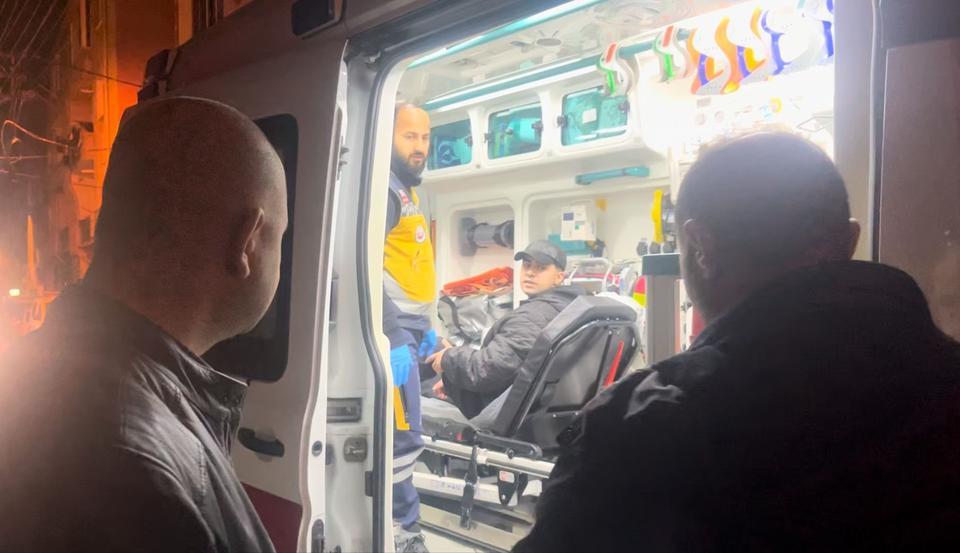 Alacaklılarını yolda gören bir grup şüpheli, takip ettikleri aracı kurşuna dizdi. Araçta bulunan iki kişi şans eseri yara almazken, otomobil âdetâ delik deşik oldu. Polis, dehşet saçan 2 saldırganı yakalamak için çalışma başlattı.