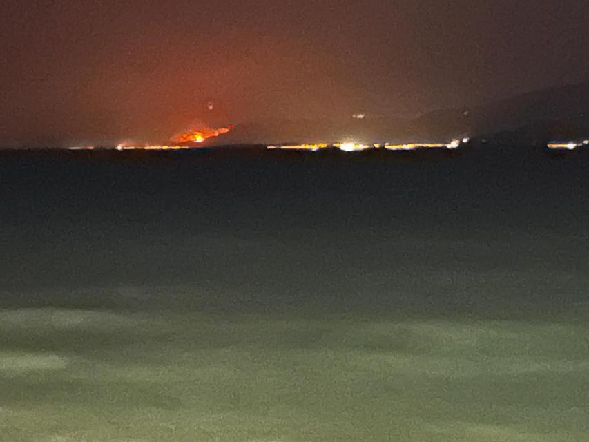 Seferihisar’daki alevler Kuşadası sahilinden görülüyor