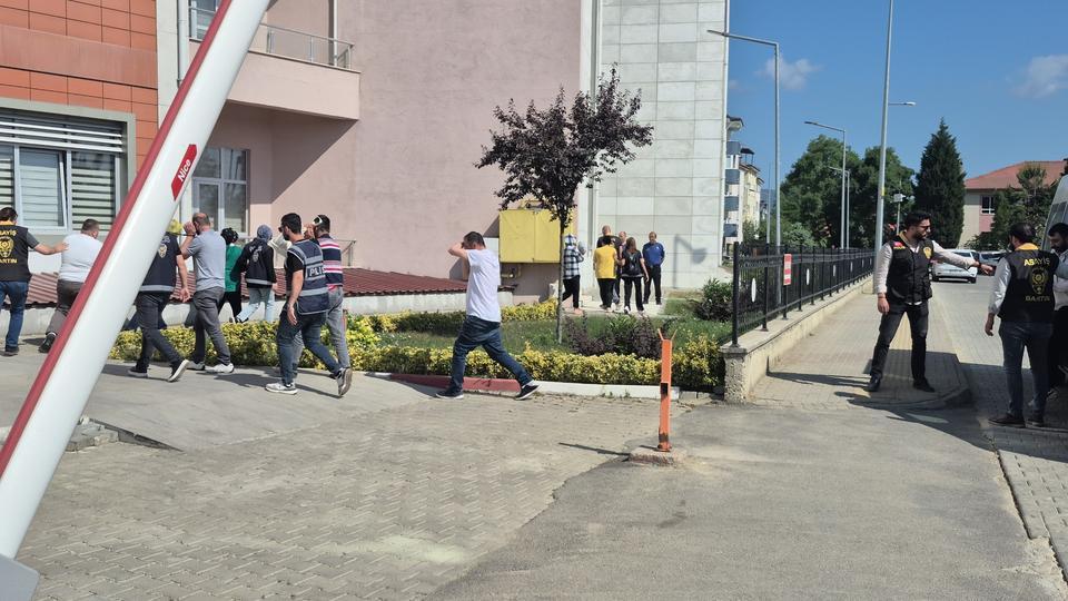 BARTIN'DAKİ FUHUŞ OPERASYONUNDA 4 TUTUKLAMA FUHUŞ PAZARLIKLARINDA ŞİFRELİ KONUŞMALAR DEŞİFRE EDİLDİ