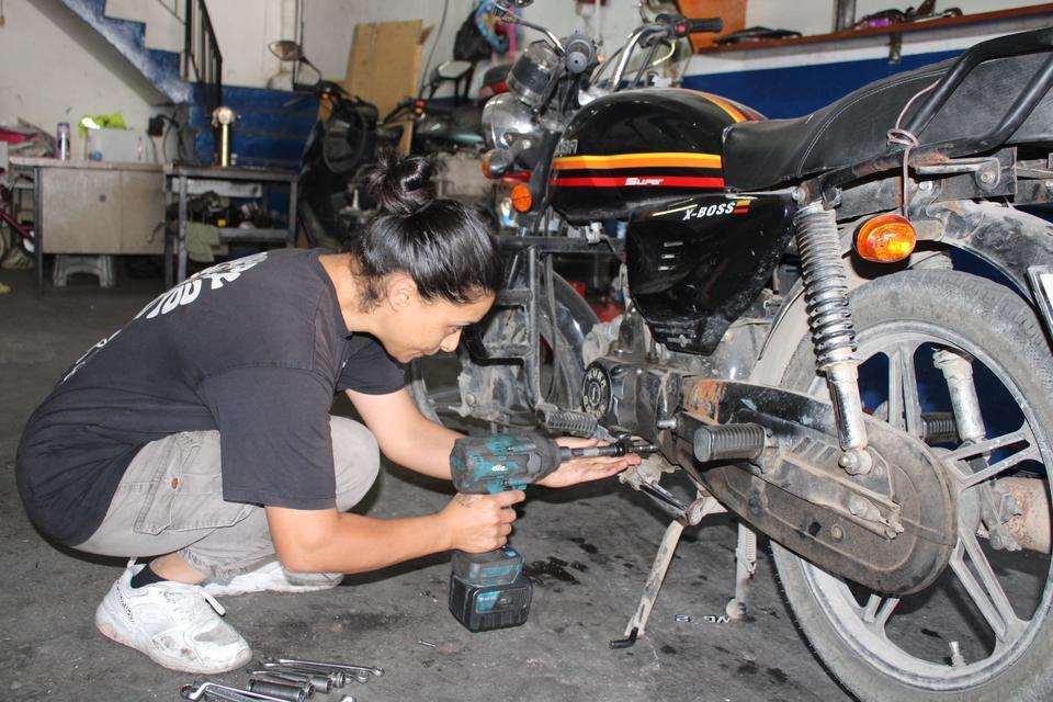 ÇIRAK BULAMAYAN EŞİNE DESTEK İÇİN BAŞLADI, MOTOR USTASI OLDU
