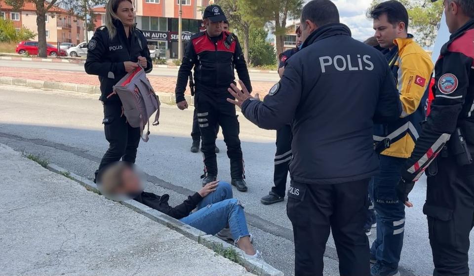 BURDUR'DA ARAÇLARIN ÖNÜNE ATLAYIP POLİSE SALDIRMAYA ÇALIŞAN KADIN ADLİYEYE SEVK EDİLDİ