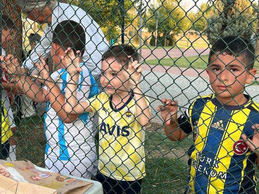 BABALARI SAHADA ÇOCUKLAR İSE TRİBÜNDE TER DÖKTÜ BABALAR GÜNÜ HALI SAHA MAÇI RENKLİ GÖRÜNTÜLERE SAHNE OLDU KAZANAN 'KIZ BABALARI' OLDU