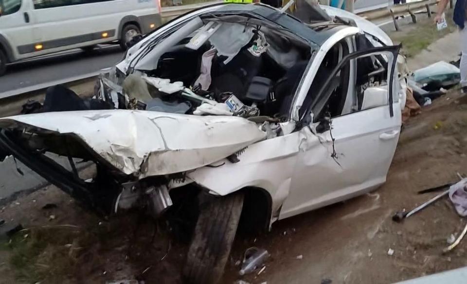 Otomobil parçalandı, sürücü fırlayıp altına sıkıştı