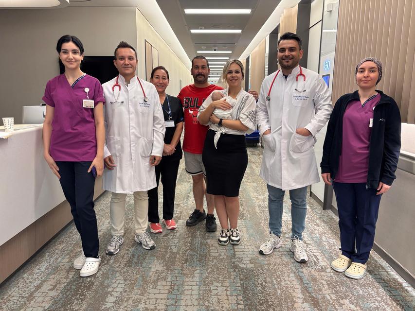 İzmir'de 540 gram olarak dünyaya gelen bebek, hayata tutundu