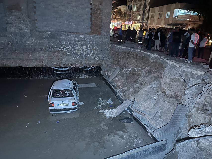 Otomobil inşaat temeline düştü