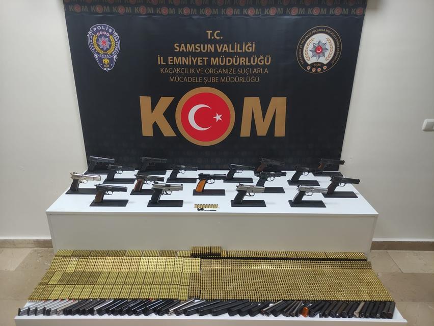 POLİS ARACA ZULALANMIŞ 17 TABANCA ELE GEÇİRDİ