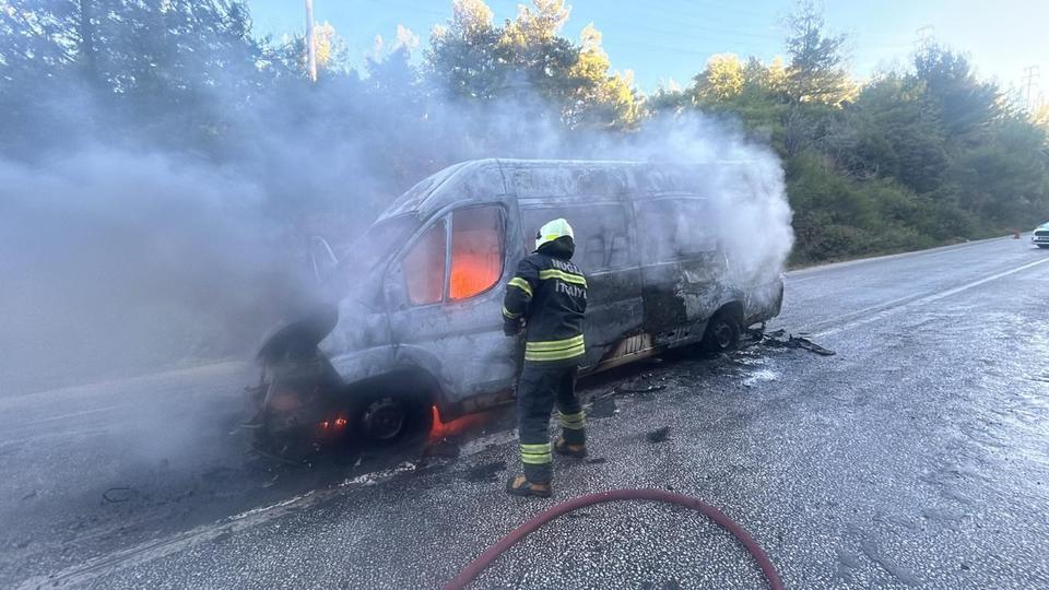 Okul servisi alev alev yandı