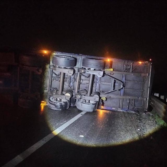 Tır devrildi, yol ulaşıma kapandı