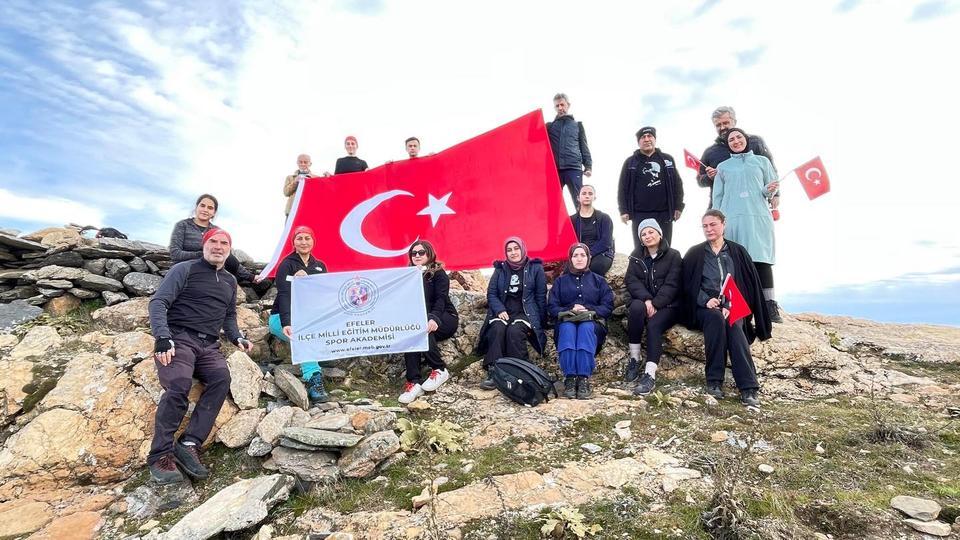 Öğretmen ve öğrencilerden 1580 metrelik vefa tırmanışı