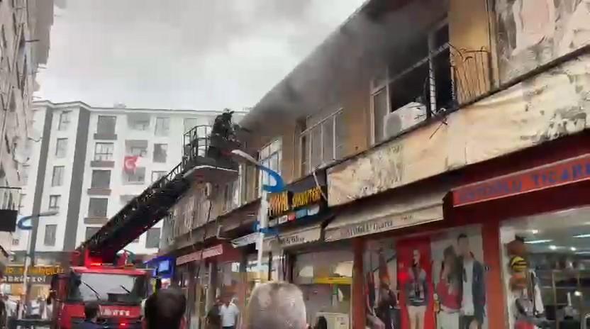 Pazar'da depo yangını