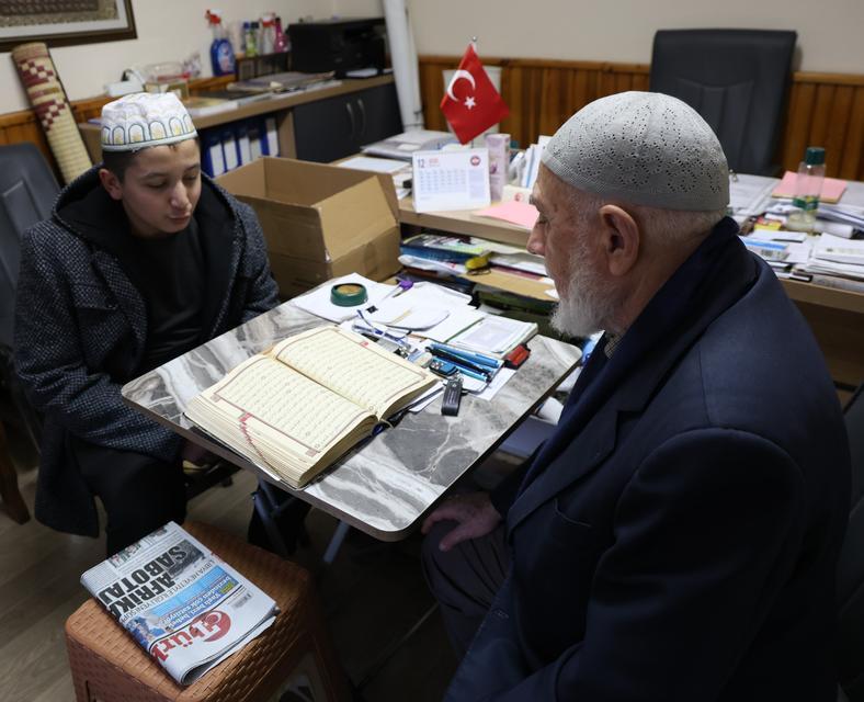 AHMET DEDE'NİN NAZİLLİ KOCA CAMİ AVLUSUNA SIĞAN 63 YILLIK ÖMRÜ 35 YIL GÖREVLİ OLARAK 20 YILDIR DA GÖNÜLLÜ OLARAK VAZİFE YAPIYOR