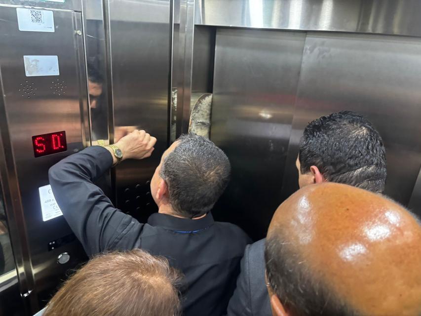 CHP heyeti yarım saat asansörde mahsur kaldı