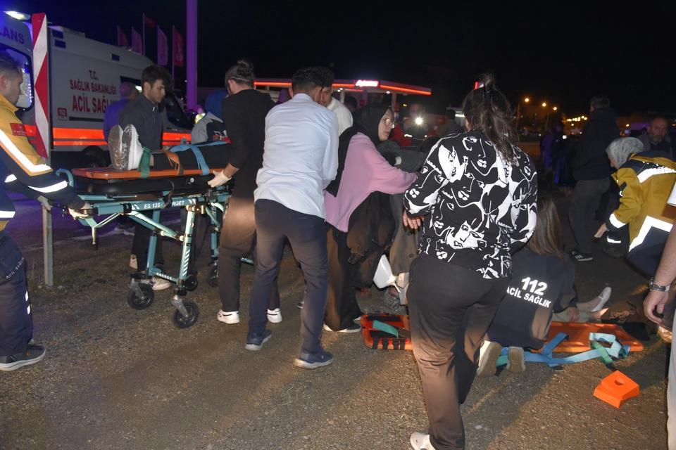 Çarpışan 2 araç yayaların arasında daldı: 11 yaralı