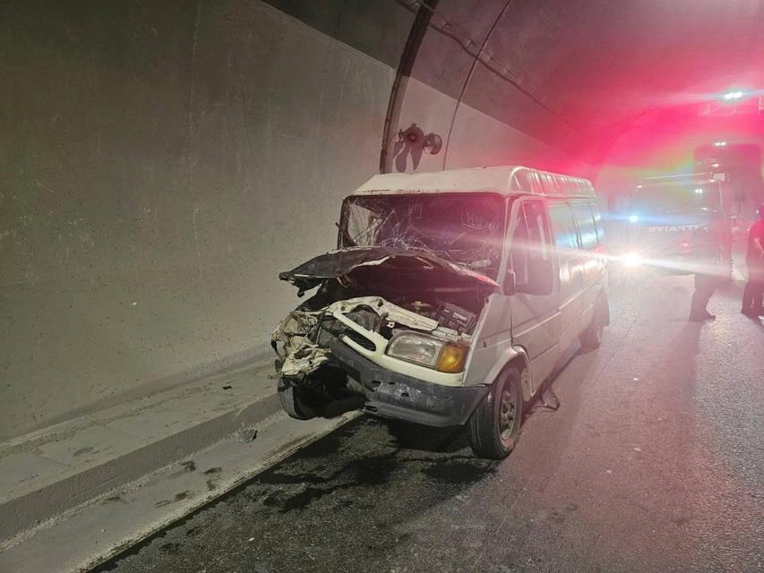 Traktörle minibüs çarpıştı: 1'i ağır 3 yaralı