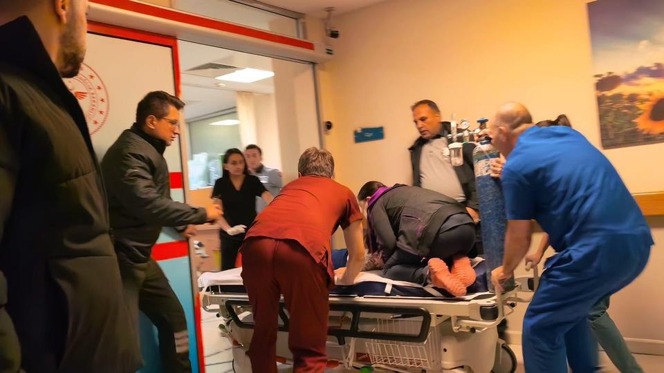 BURSA'DA NEFES KESEN ANLAR...SEDYE ÜZERİNDE HAYATA DÖNDÜRME ÇABASI ÇOCUK DOKTORUNUN SEDYE ÜZERİNDE 1 YAŞINDAKİ BEBEĞİ HAYATA DÖNDÜRME MÜCADELESİ