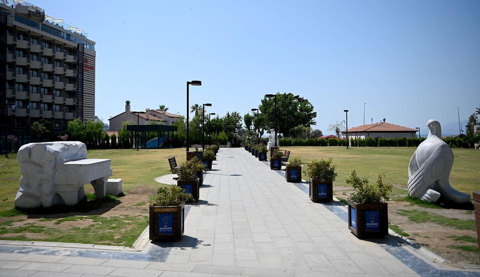 KUŞADASI'NDA SICAK HAVADAN BUNALANLAR PLAJLARA AKIN ETTİ