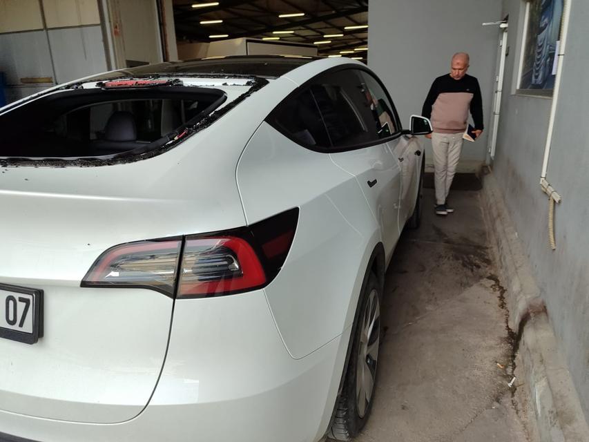 Dolu yağışı otomobilin camlarını kırdı
