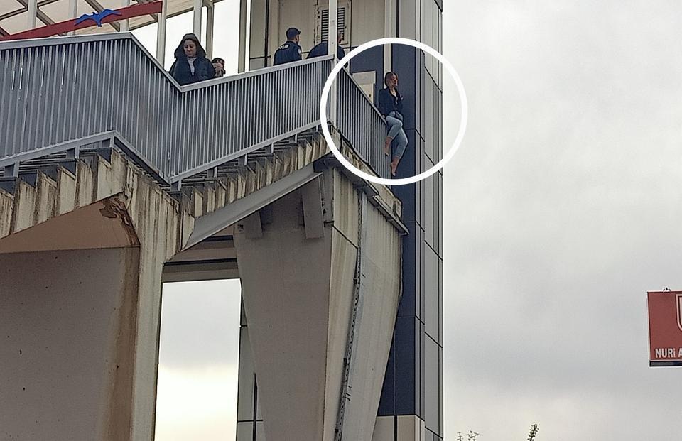 SAMSUN'DA ÜST GEÇİDİN KORKULUKLARINA ÇIKAN KADINI POLİS İKNA ETTİ