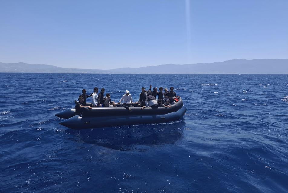 Kuşadası açıklarında 3’ü çocuk 22 kişi kurtarıldı
