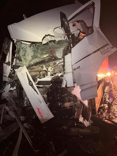 Tır, otobüse arkadan çarptı: 14 yaralı