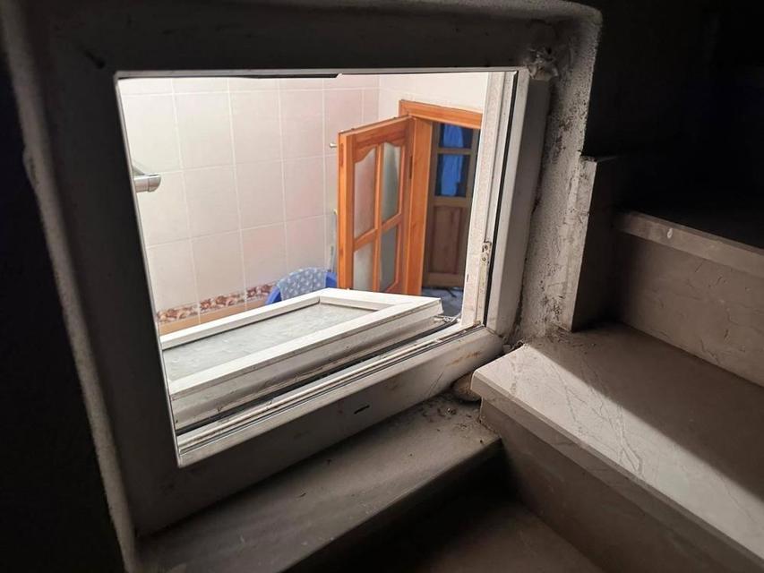 Camı kırıp eve girdi, yaşlı kadının ağzını bantlayıp altınları çaldı