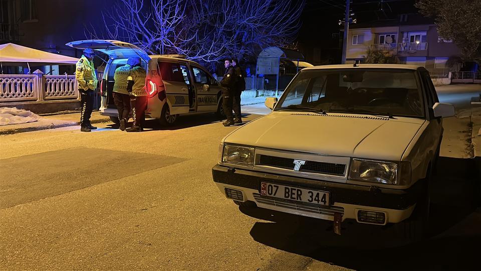 ÜÇÜNCÜ KEZ ALKOLDEN YAKALANMAMAK İÇİN POLİSİN ÜSTÜNE ARAÇ SÜRÜP KAÇTI, YARIM MİLYON LİRA CEZA YEDİ POLİSİN ÜSTÜNE ARAÇ SÜRDÜĞÜNÜ KABUL ETTİ, 'BAŞKA ÇAREM YOKTU' DİYEREK KENDİSİNİ SAVUNDU