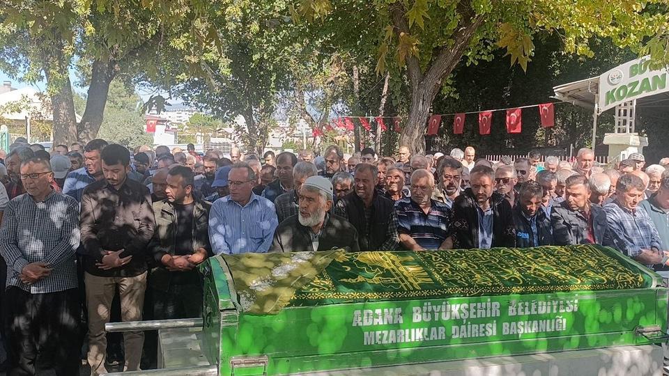 AİLESİNİN YANINDA KATLEDİLEN GENÇ KIZ SON YOLCULUĞUNA UĞURLANDI DAHA ÖNCE KENDİSİNİ RAHATSIZ ETTİĞİ İÇİN UZAKLAŞTIRMA KARARI ALDIRMIŞTI