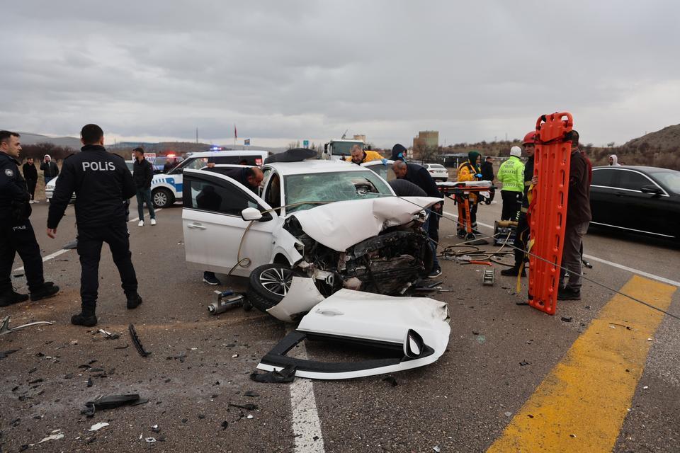 NEVŞEHİR'DE ZİNCİRLEME TRAFİK KAZASI: 2 ÖLÜ, 7 YARALI