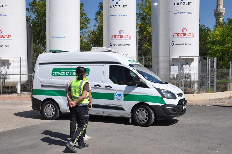 EVLİLİK YIL DÖNÜMÜNDE ÖLÜ BULUNAN GENÇ HEMŞİRENİN EŞİ ADLİYEYE SEVK EDİLDİ OTOPSİ İŞLEMLERİNİN ARDINDAN AİLESİ GÖZYAŞLARI İÇİNDE CENAZEYİ HASTANEDEN ALDI