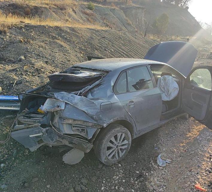 Otomobil şarampole yuvarlandı