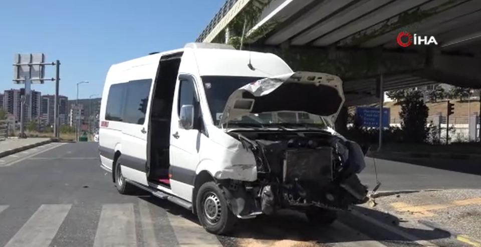 Yolcu minibüsü ile hafif ticari araç çarpıştı: 10 yaralı