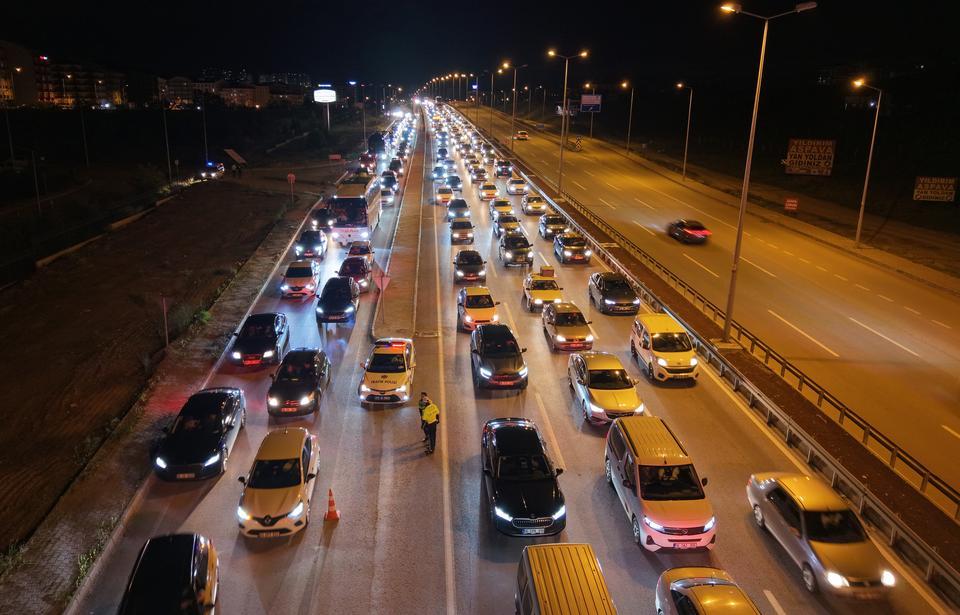 Dönüş yolunda kilometrelerce kuyruk oluştu