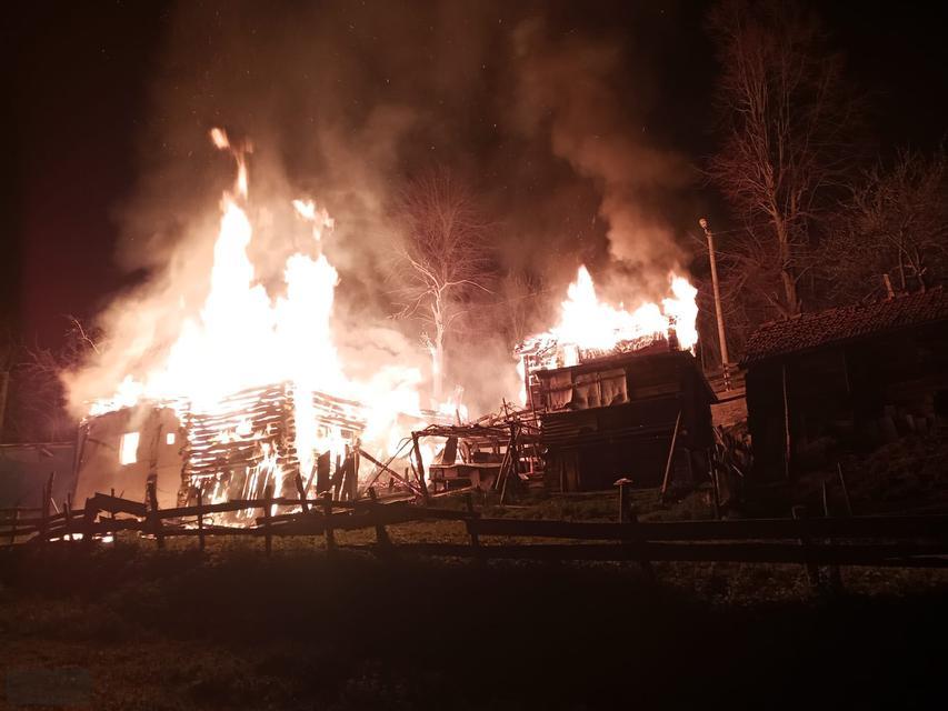 2 katlı ev, ahır, ambar yangında kül oldu