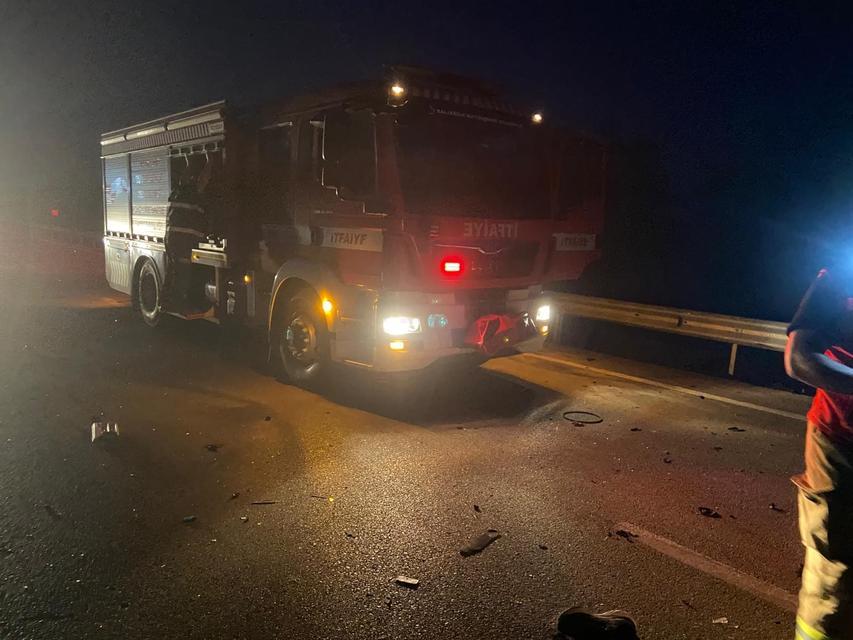 BALIKESİR'DE FECİ KAZA: 3 ÖLÜ, 1 YARALI YOL ÜZERİNDE BRANDAYI DÜZELTİRKEN OTOMOBİL KAMYONUNA ÇARPTI, 3 KİŞİ HAYATINI KAYBETTİ