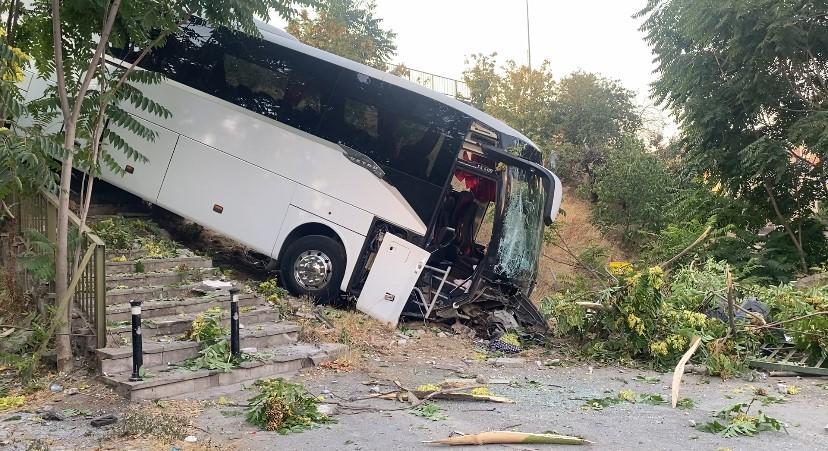Servis otobüsü şarampole yuvarlandı: 8 yaralı