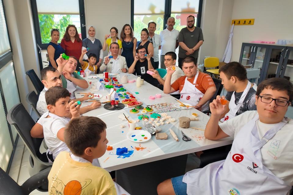 Efeler’de özel bireyler üreterek öğreniyor