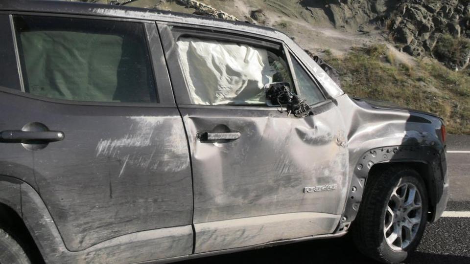 Yoldan çıkan otomobil sürüklendi