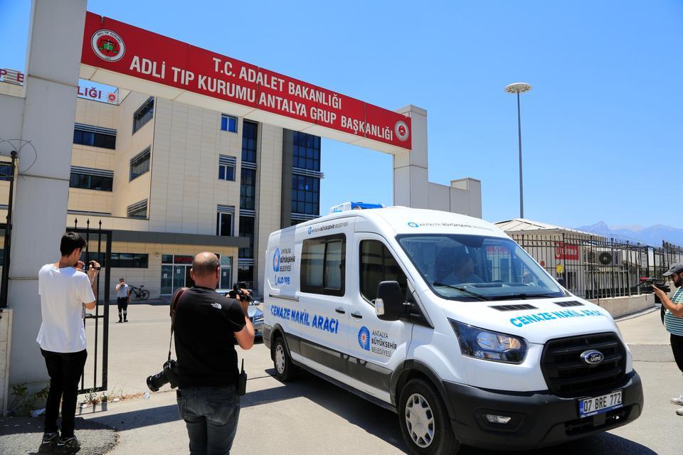 GAZETECİ İSMAİL KÜÇÜKKAYA'NIN ANNESİ TATİL İÇİN GELDİĞİ ANTALYA'DA HAYATINI KAYBETTİ CENAZEYİ ALAN İSMAİL KÜÇÜKKAYA'YI AĞABEYİ TESELLİ ETTİ