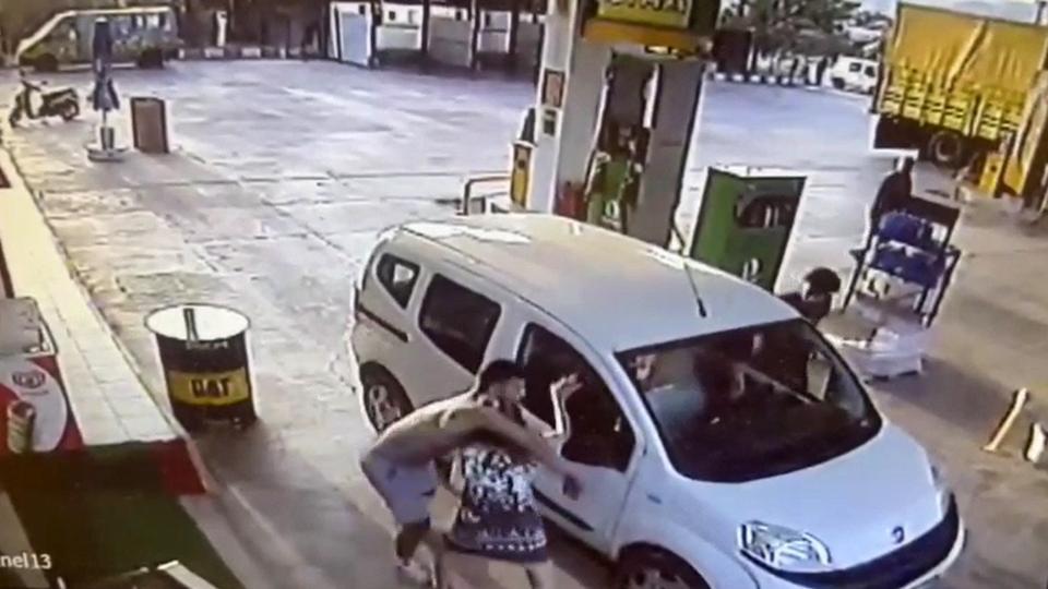 FETHİYE'DE AKARYAKIT İSTASYONUNDAKİ GASP ANI KAMERALARA YANSIDI