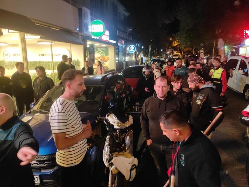 3 otomobil ve 2 motosikletin çarpıştığı kazada 2 kişi yaralandı