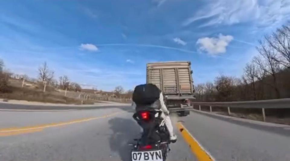 Tıra çarpan motosikletli yaralandı